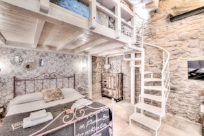 Apartamento, 1 quarto, varanda | Roupas de cama premium, edredons de pluma, individualmente mobiliados