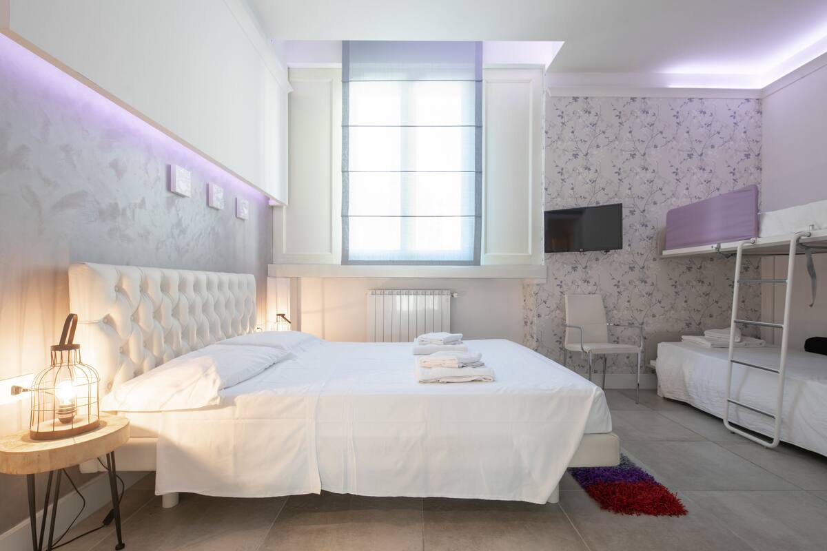 Premium bedding, down duvets, desk, cots/infant beds