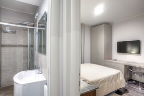 Royal suite, 1 slaapkamer, balkon, uitzicht op de stad | Luxe beddengoed, een minibar, een kluis op de kamer, een bureau