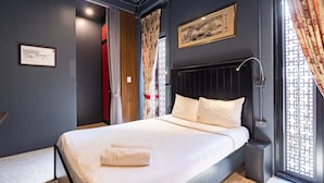 A modern hotel room with a large bed, a bedside table, a wall-mounted lamp, and a window with decorative curtains. - Cloud on Saladaeng Silom Hostel Bangkok (Bangkok)