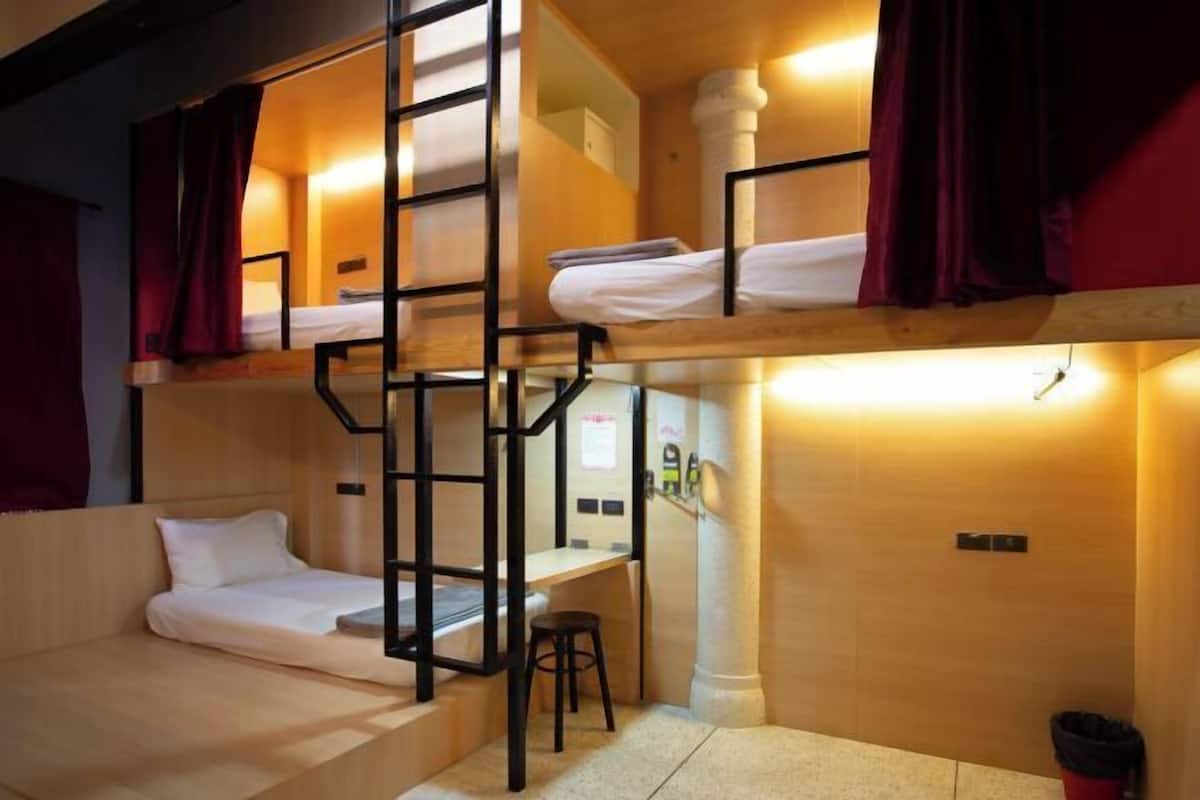 WiFi (free), bed sheets