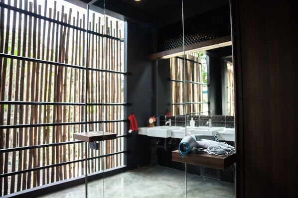 Twin Bunk Bed | Kamar mandi | Shower, pancuran hujan, pengering rambut, dan kloset