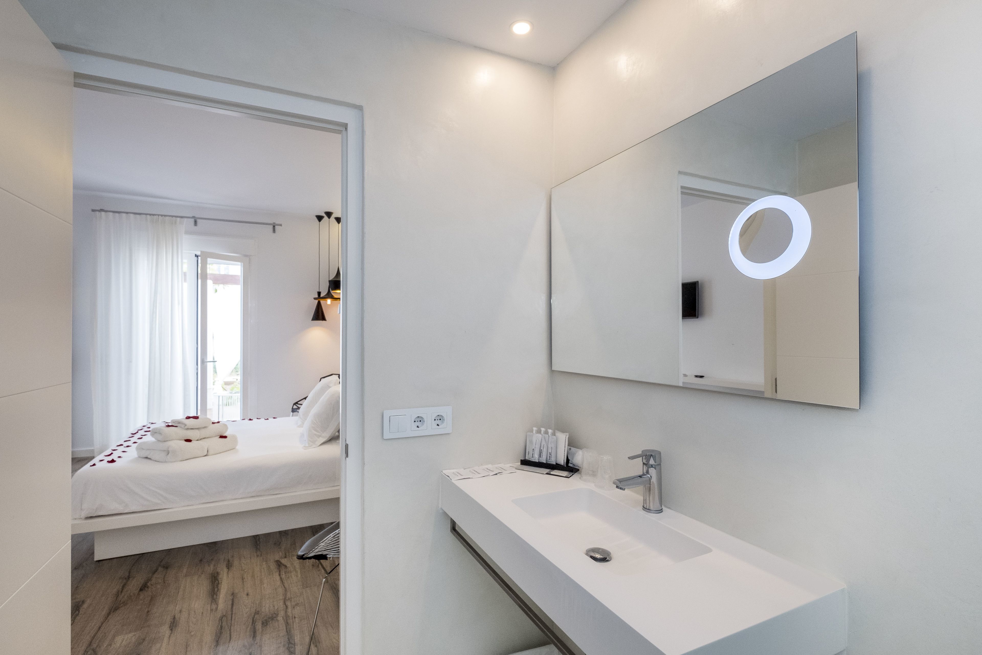 deluxe double room, terrace | bathroom | shower, free toiletries, hair dryer, towels