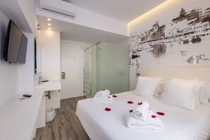 Habitación doble económica, Terraza | Ropa de cama de alta calidad y minibar