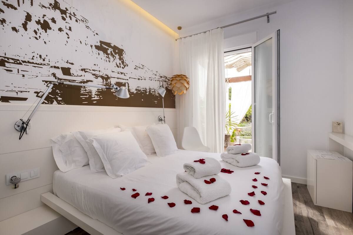 Habitación doble, terraza | Ropa de cama de alta calidad, minibar, caja fuerte