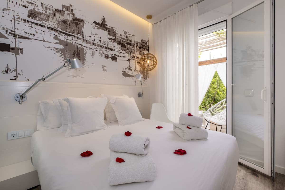 Ropa de cama de alta calidad, minibar, caja fuerte