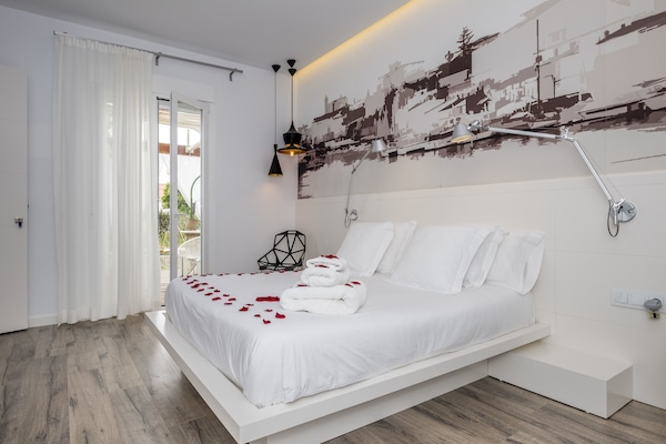 Deluxe-dobbeltværelse - terrasse | Premium-sengetøj, minibar, pengeskab på værelset, lydisolering