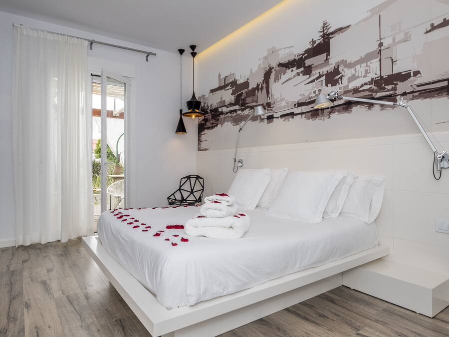 Deluxe Double Room, Terrace | Premium bedding, minibar, in-room safe, soundproofing