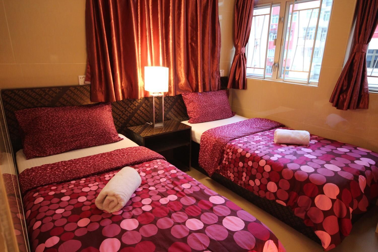 Tabla de planchar con plancha, wifi gratis y ropa de cama 