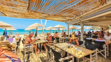 2 restauranter, frokost serveres, lokale og internasjonale retter