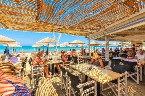 2 间餐厅，供应早餐、午餐和晚餐，本地与国际菜