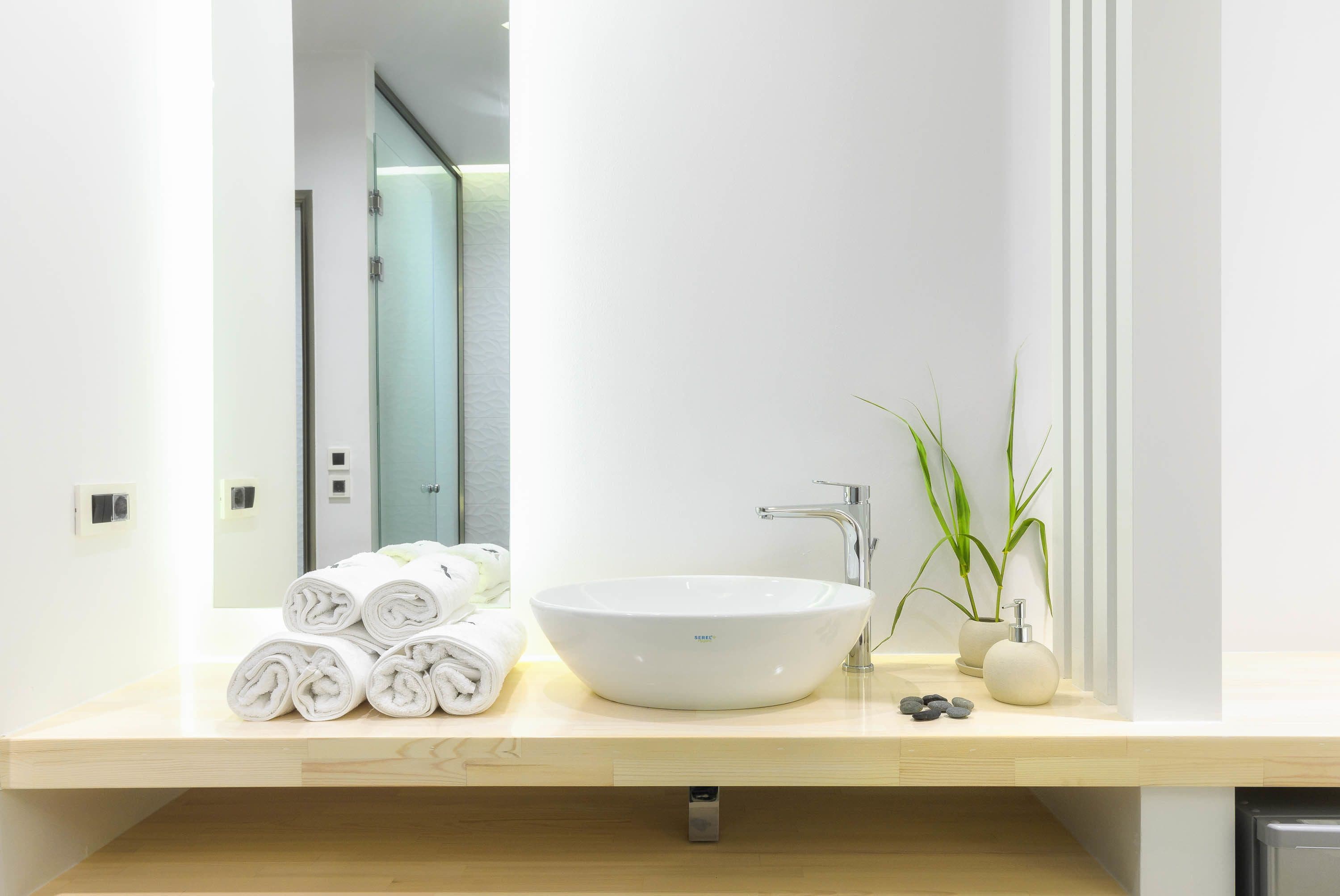 deluxe double room | bathroom sink