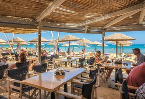 2 restaurants, breakfast, lunch served; local and international cuisine  - Venus Resort (Zakynthos)