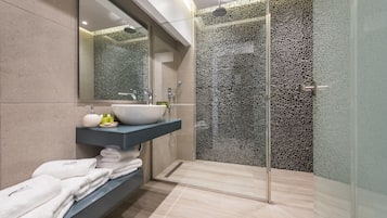 Tremannsrom – deluxe | Bad | Dusj, toalettartikler (inkludert), hårføner og tøfler