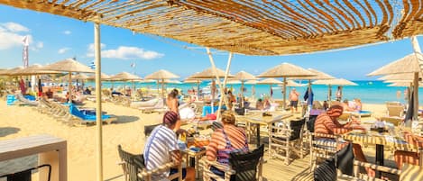 2 restaurants, spécialités Cuisine locale et internationale