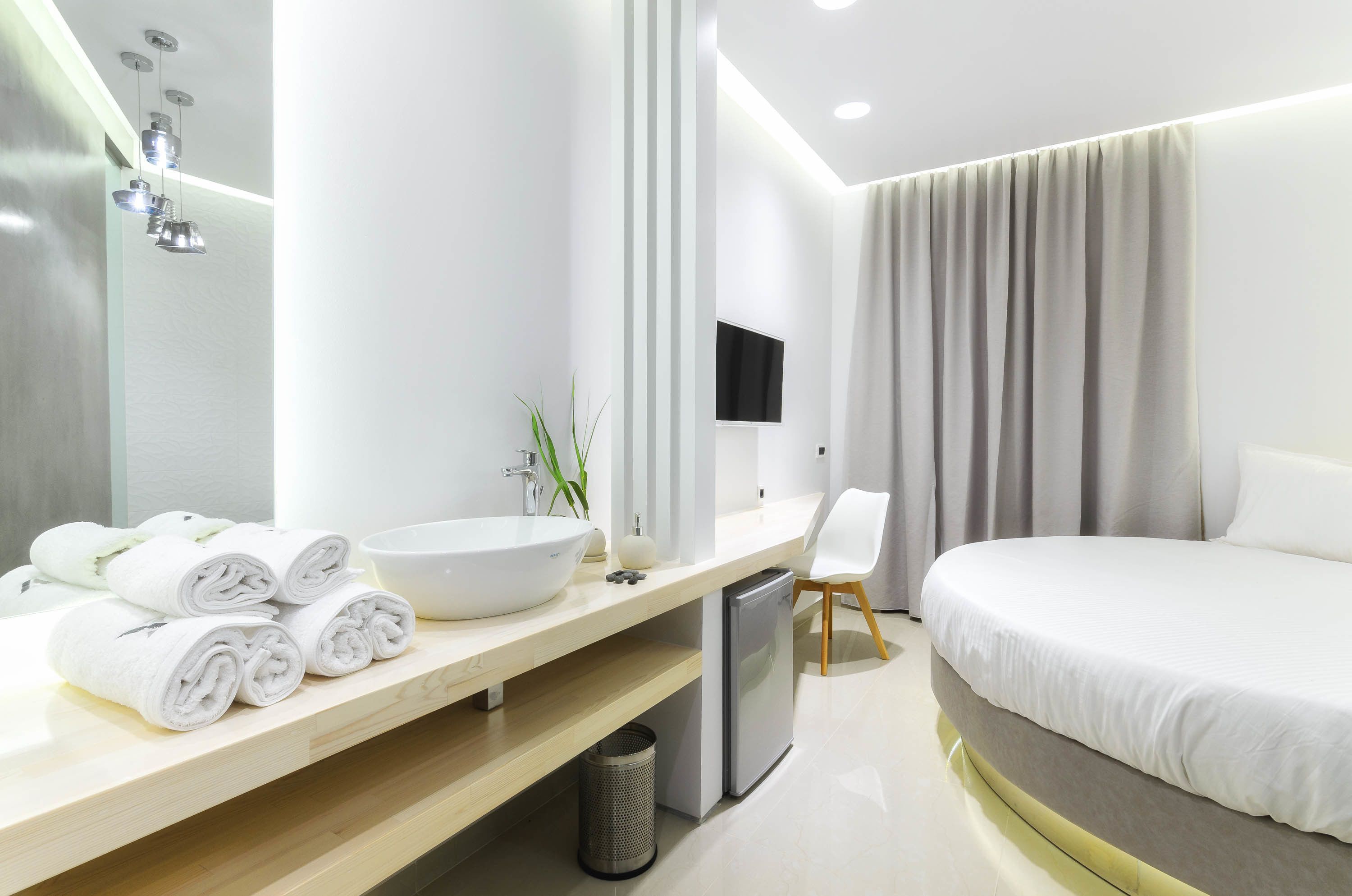 deluxe double room | living area | smart tv