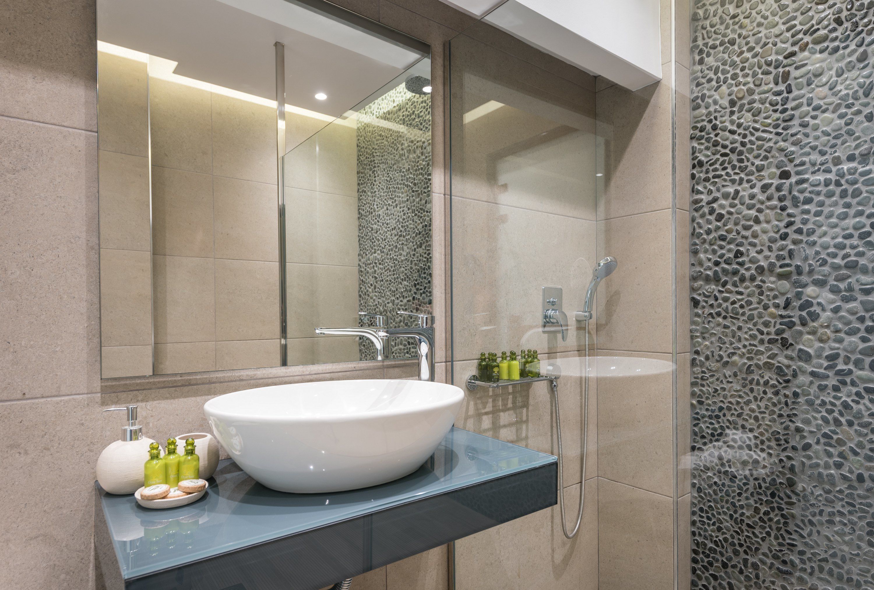 deluxe triple room | bathroom sink