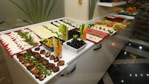 Junior Suite | Buffet - Luks Hotel (Mersin)