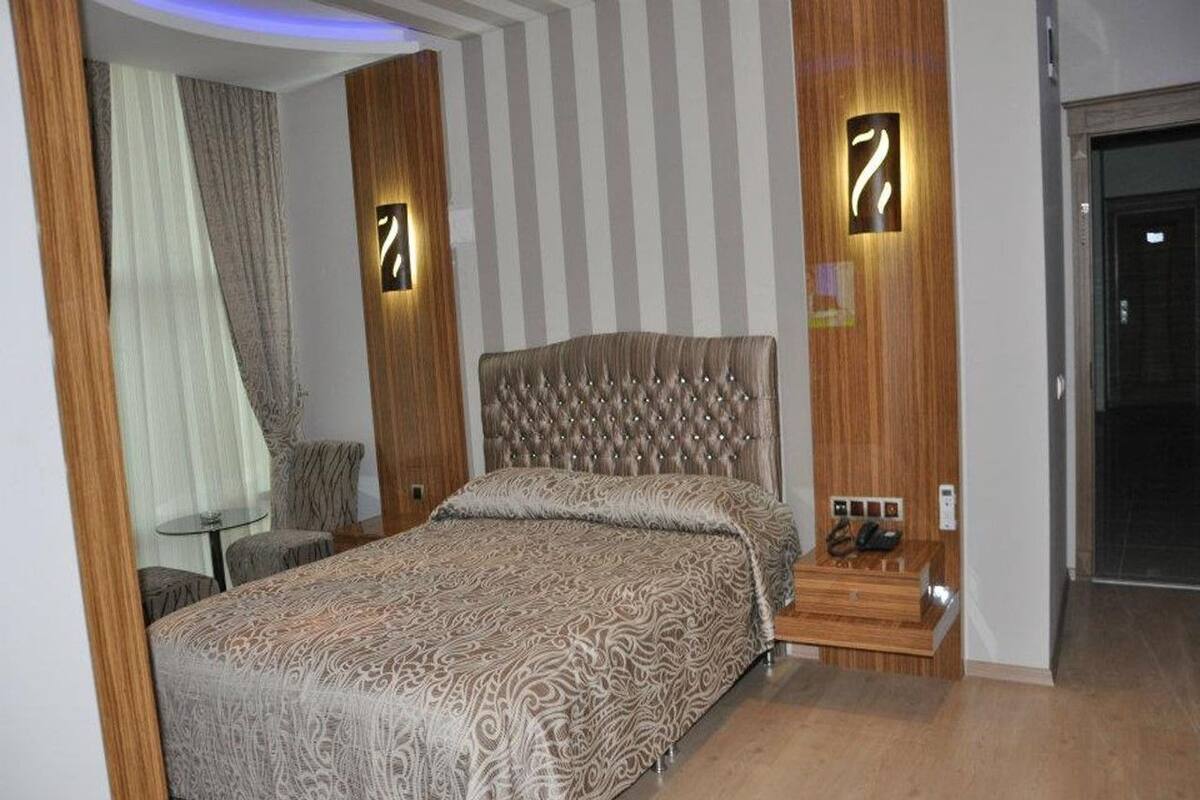 Premium bedding, desk, free WiFi