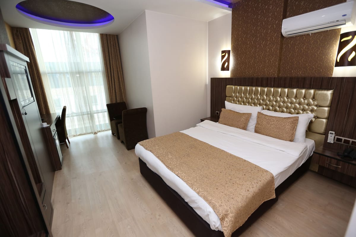 Premium bedding, desk, free WiFi