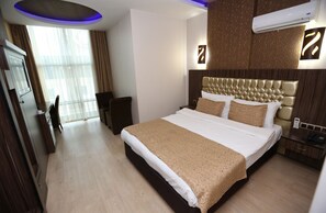 Standard Deluxe Room | Roupas de cama premium, escrivaninha, Wi-Fi de cortesia