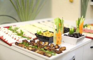 Café da manhã com buffet grátis todos os dias