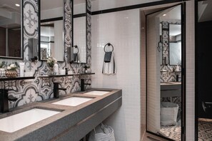 Dormitorio compartido, dormitorio mixto (1 bed in 8 Bed) | Baño | Ducha y zapatillas