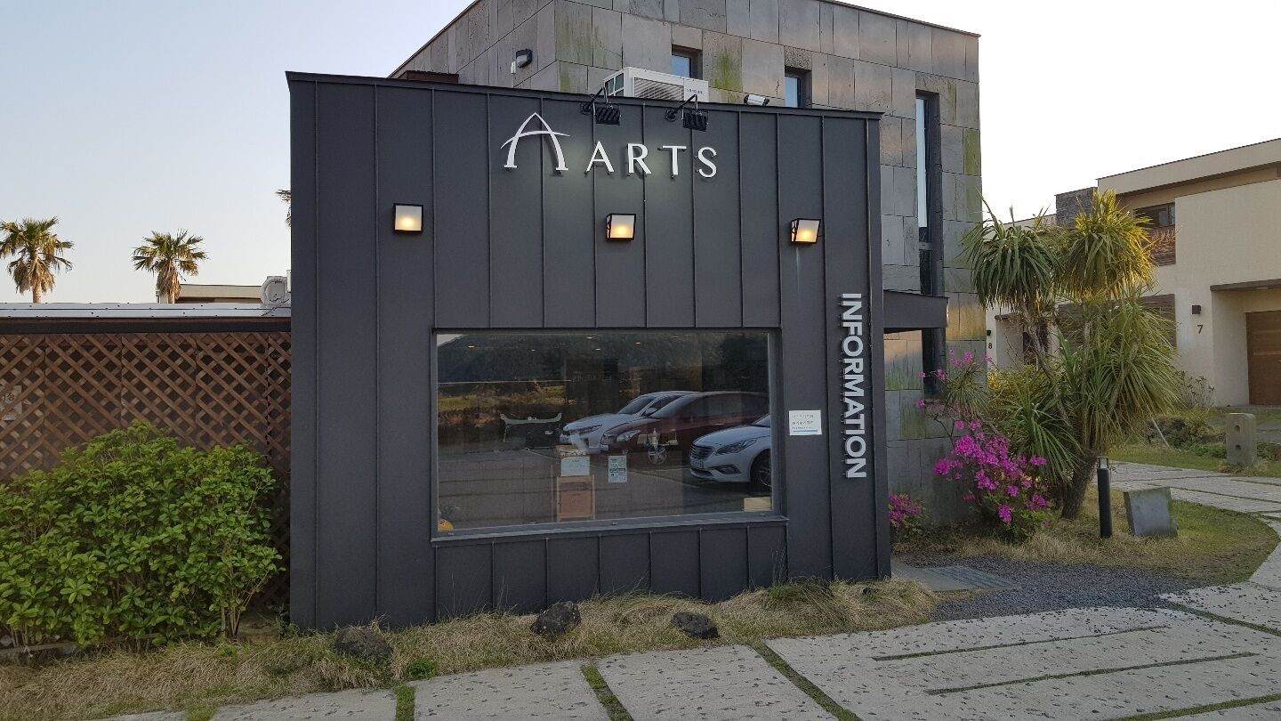Un bâtiment moderne sur lequel on peut lire l’inscription : « RENSEIGNEMENTS SUR LES ARTS ».