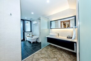 Family Suite Pool Villa (Private heated swimming pool with extra fee) | Badrum | Badkar och dusch, regndusch, hÄrtork och badrock