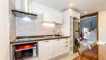 Réfrigérateur, micro-ondes, plaque de cuisson, bouilloire électrique