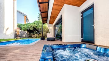 Jetted tub