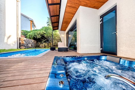 Jetted bathtub