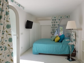 Monolocale, vista giardino | Minibar, con stile personalizzato, con arredamento individuale