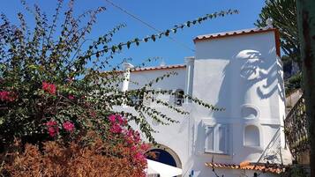 Vista frontal de la propiedad