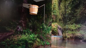 A room with a forest mural, a hanging wooden bucket, and a tiled floor. - Agriturismo al Colle (Bertinoro)