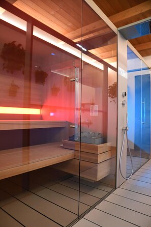 Couples treatment room(s), sauna, hot tub, steam room