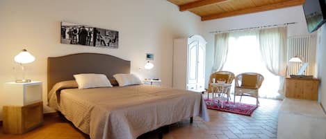 Minibaari, tallelokero huoneessa, työpöytä, äänieristys