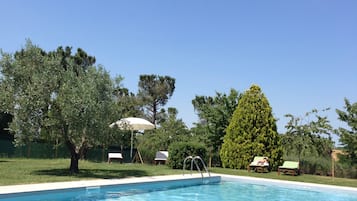 Piscina stagionale all'aperto, ombrelloni da piscina, lettini