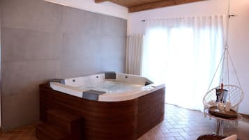 Couples treatment room(s), sauna, hot tub, steam room