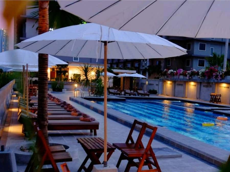 Piscina all'aperto, lettini