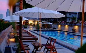 Piscine extérieure, chaises longues