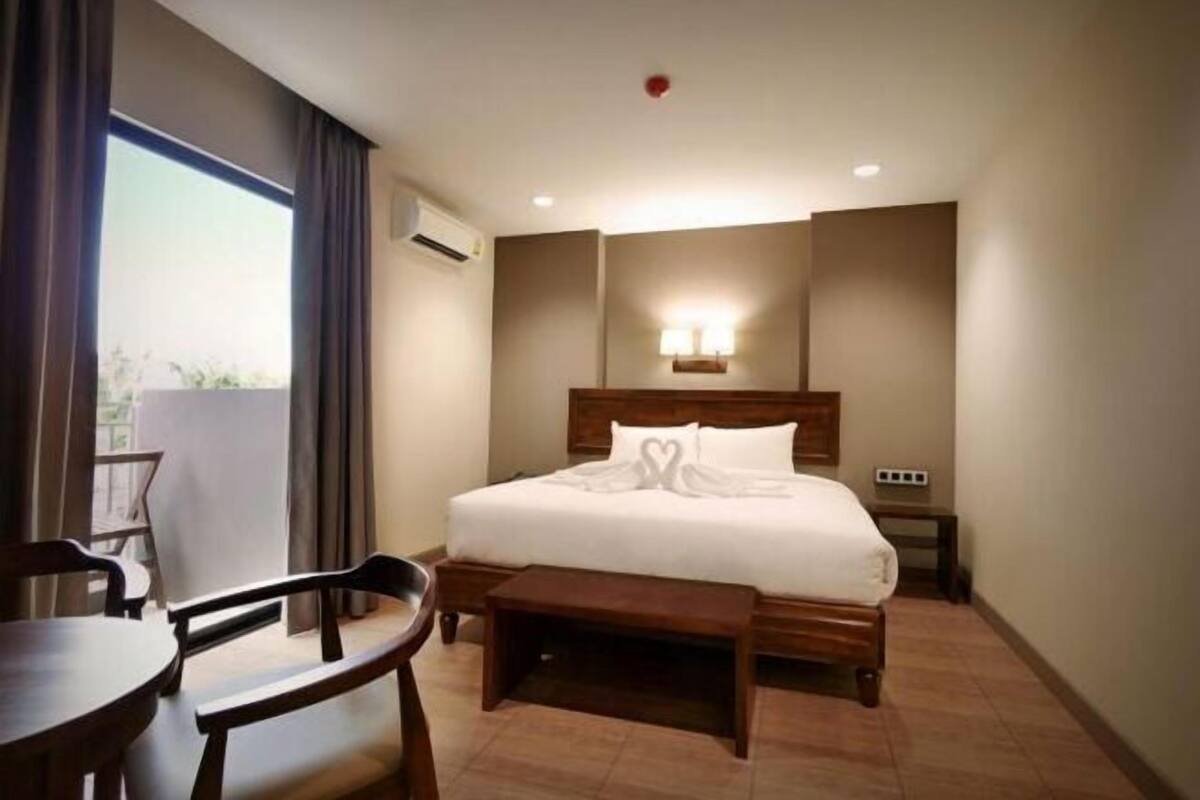 Minibar, in-room safe, WiFi (free), bed sheets