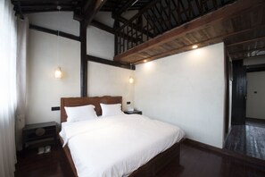 Habitación doble de diseñador | Escritorio y cortinas blackout 