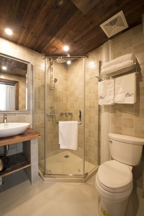 Design-værelse | Badeværelse | Bruser, gratis toiletartikler, hårtørrer, hjemmesko