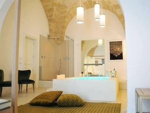 Ein modernes Badezimmer mit Dusche, großem Spiegel und Badewanne.