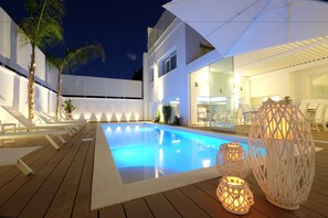 Hồ bơi trong nhà, hồ bơi ngoài trời phục vụ theo mùa 