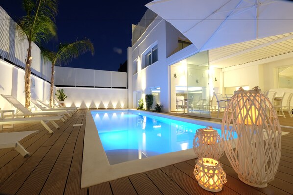 Indoor pool, seasonal outdoor pool