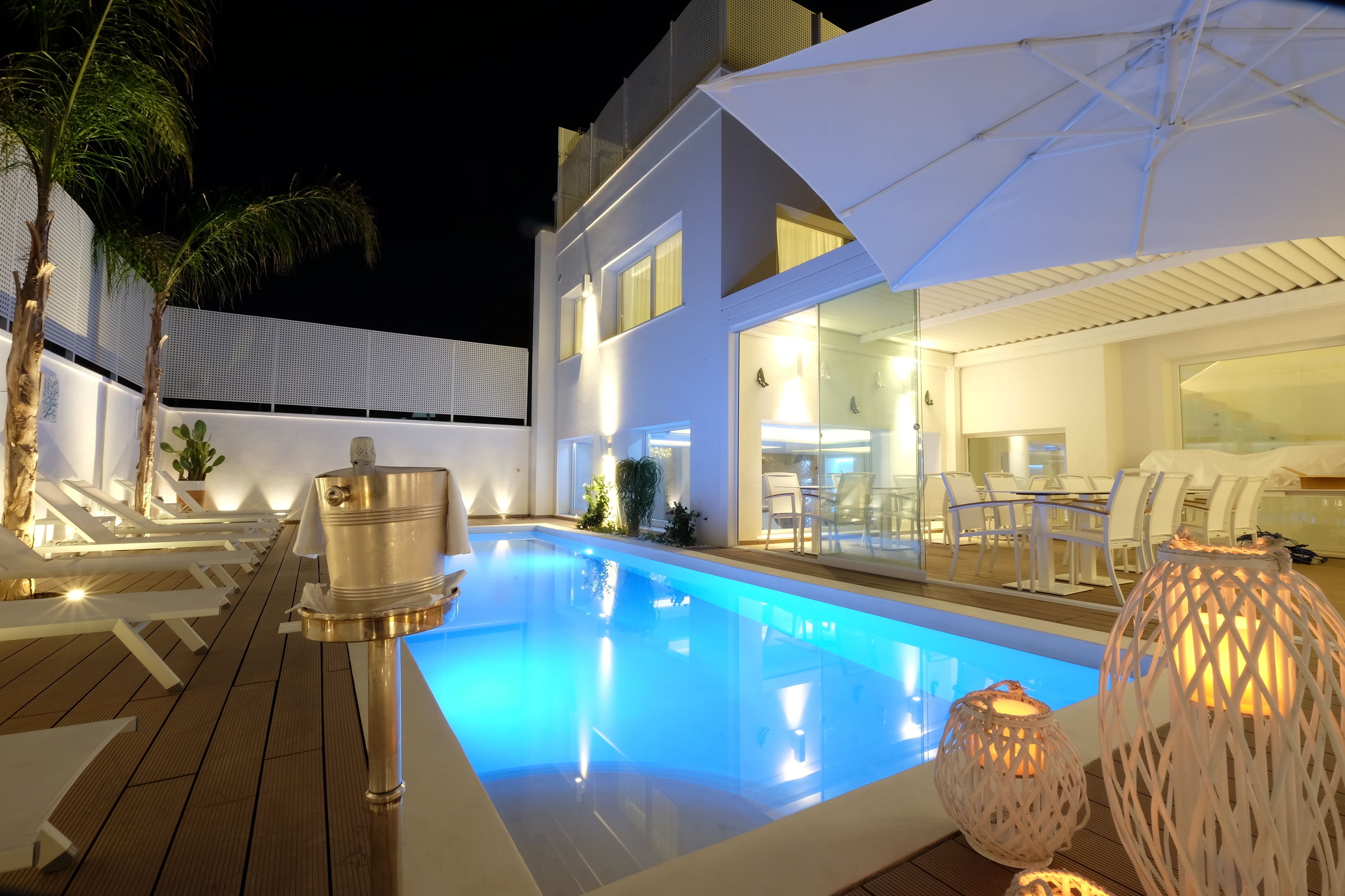 Piscina interna, piscina externa sazonal