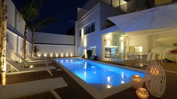 Indoor pool, seasonal outdoor pool