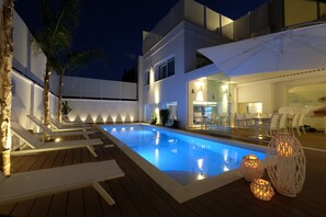 Hồ bơi trong nhà, hồ bơi ngoài trời phục vụ theo mùa 